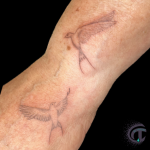 Zwaluw hand en pols tatoeage / swallow tattoo by Marijke